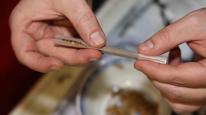 Die Teil-Legalisierung von Cannabis konnte Bayern nicht verhindern. Dafür erließ die Staatsregierung Verbote für konkrete Bereiche. (Symbolbild)