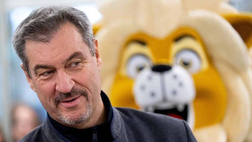 Markus S&ouml;der (CSU) beim Besuch einer Grundschul