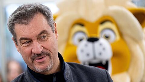 Markus S&ouml;der (CSU) beim Besuch einer Grundschul