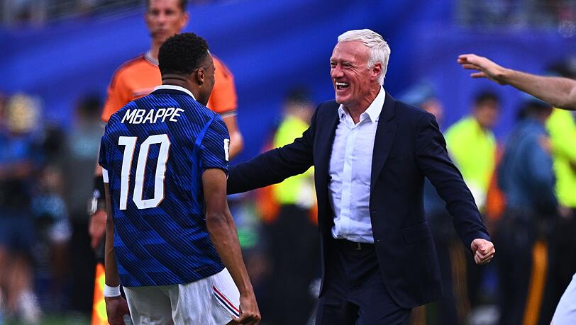 Sein Tor zum 1:0 bejubelte Kylian Mbappé (l.) mit Trainer Didier Deschamps. Sein Tor zum 1:0 bejubelte Kylian Mbappé (l.) mit Trainer Didier Deschamps.