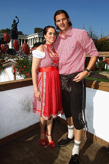 Daniel van Buyten in Lederhose mit Ehefrau Celine.