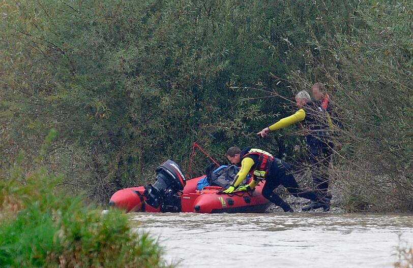 Rettungsaktion am Flaucher: Ein Tourist ist nachts von hohen Wasserpegel der Isar überrascht worden. Der Mann hatte sein Zelt auf einer Isarinsel aufgeschlagen