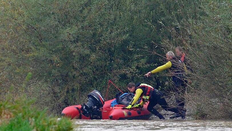 Rettungsaktion am Flaucher: Ein Tourist ist nachts von hohen Wasserpegel der Isar überrascht worden. Der Mann hatte sein Zelt auf einer Isarinsel aufgeschlagen Rettungsaktion am Flaucher: Ein Tourist ist nachts von hohen Wasserpegel der Isar überrascht worden. Der Mann hatte sein Zelt auf einer Isarinsel aufgeschlagen