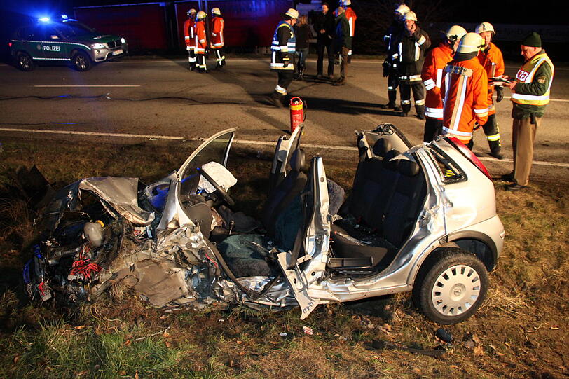 Bilder des Verkehrunfalls auf der B388, Höhe Trauperting im LKR Rottal.
