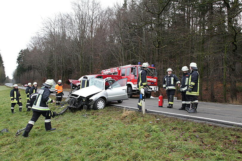 Auf der Staatsstraße 2359 krachten zwei Autos ineinander. Die Bilder vom Unfallort.