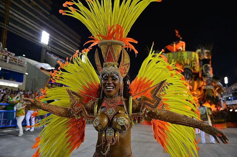In Rio ging es in der Nacht zum Montag auf dem Straßenkarneval heiß her. Die brasilianischen Schönheiten zeigten zum Karneval-Höhepunkt viel nackte Haut und sexy Kurven.