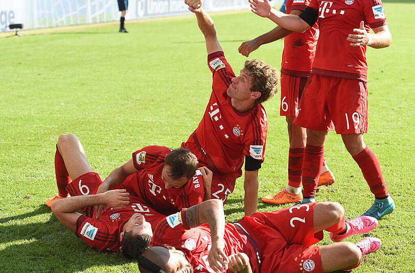 In allerletzter Sekunde: Die Bayern bejubeln mit Torschütze Robert Lewandowksi (links am Boden) den 2:1-Sieg.