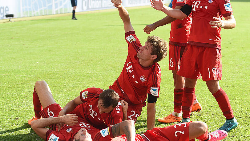 In allerletzter Sekunde: Die Bayern bejubeln mit Torschütze Robert Lewandowksi (links am Boden) den 2:1-Sieg. In allerletzter Sekunde: Die Bayern bejubeln mit Torschütze Robert Lewandowksi (links am Boden) den 2:1-Sieg.