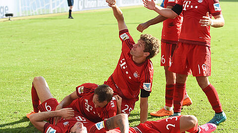 In allerletzter Sekunde: Die Bayern bejubeln mit Torschütze Robert Lewandowksi (links am Boden) den 2:1-Sieg.