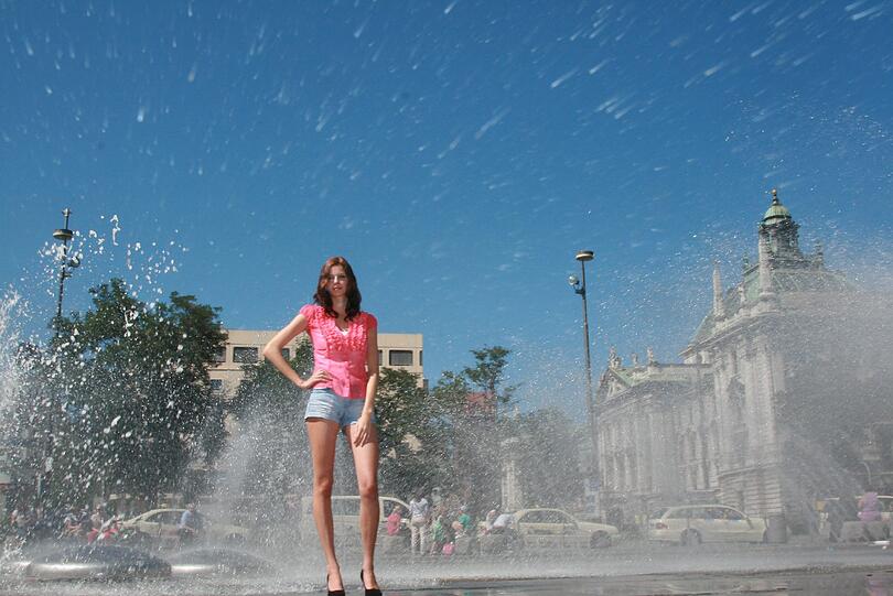 Die Sonne scheint, die Frisur sitzt, das Kleid zeigt alle Vorzüge ihrer Figur: Katrin Biller (18) hat es unter die Top 10 bei der Wahl zur Schönen Münchnerin geschafft.