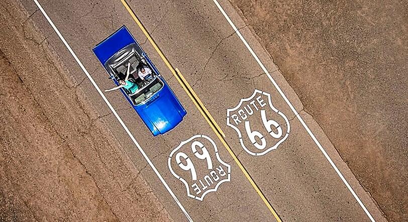 So schaut (und fühlt sich) Freiheit an: Zu den besten 20 Luftaufnahmen gehört dieses Paar in einem blauen Ford Mustang auf der legendären Route 66 an der US-Westküste, fotografiert von Raf Willems.