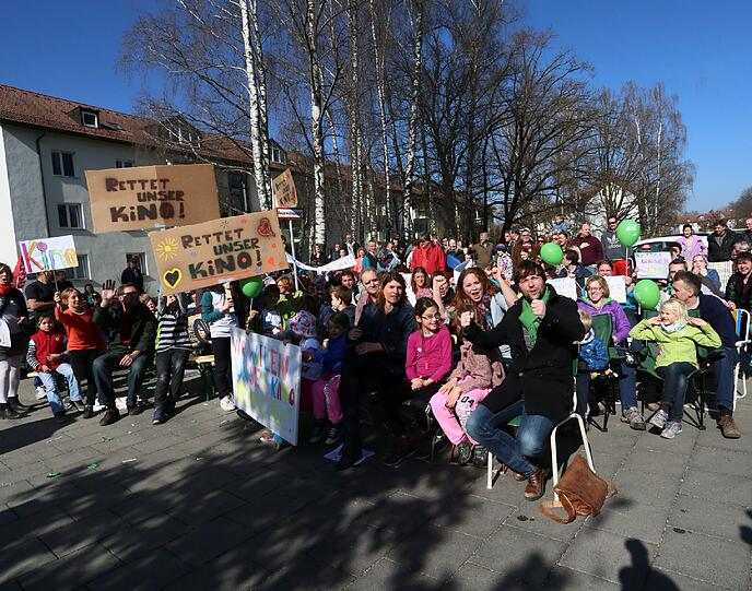 Mehr als 250 Menschen aus dem Viertel beteiligten sich an der Protestaktion.