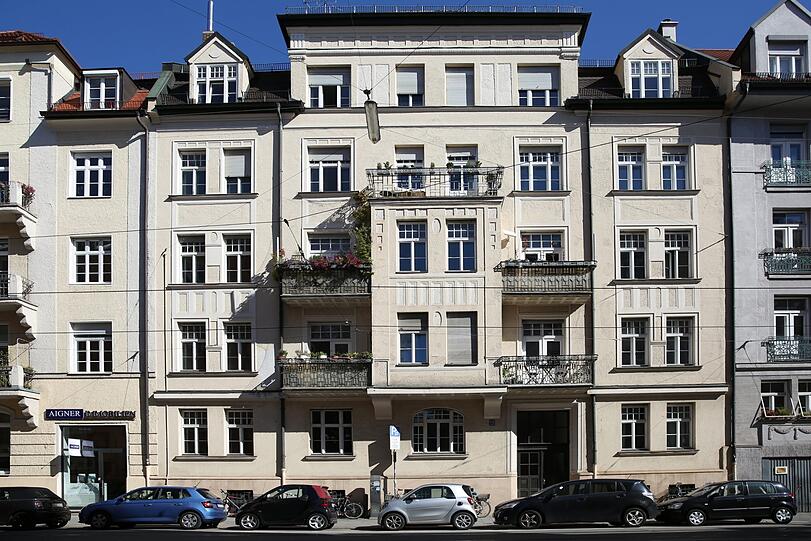 Altbau-Chic an der Hohenzollernstraße. Häuser wie dieses mit Erkern und Schnörkelbalkonen prägen das Viertel rund um Hohenzollern-, Elisabeth-...