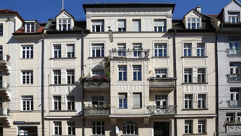 Altbau-Chic an der Hohenzollernstraße. Häuser wie dieses mit Erkern und Schnörkelbalkonen prägen das Viertel rund um Hohenzollern-, Elisabeth-... Altbau-Chic an der Hohenzollernstraße. Häuser wie dieses mit Erkern und Schnörkelbalkonen prägen das Viertel rund um Hohenzollern-, Elisabeth-...
