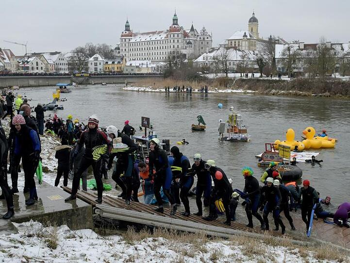 Das Donauschwimmen entwickelte sich aus einer Winterübung für Wasserretter als eine Art Faschingsumzug auf dem Wasser.
