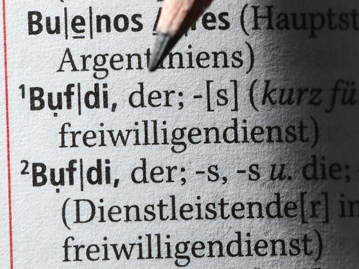 Der Begriff "Bufdi" für "Bundesfreiwilligendienst" und "Dienstleistende im Bundesfreiwilligendienst" steht im Duden. Foto: Jens Kalaene/Archiv