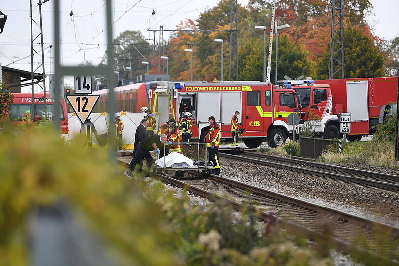 Tödlicher Unfall in Bruckberg: Zwei Schüler wurden von einem Zug erfasst.