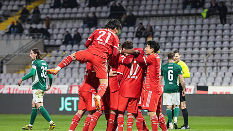 Der FC Bayern München II feiert gegen den 1. FC Schweinfurt einen Last-Minute-Sieg.