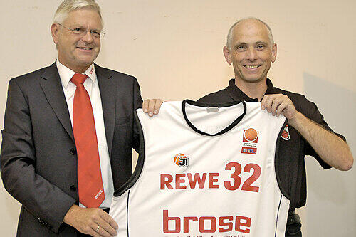 Die Supermarkt-Kette ist nun auch Trikotpartner: REWE-Regionalleiter Norbert Burkard (li.), Bambergs Manager Wolfgang Heyder.