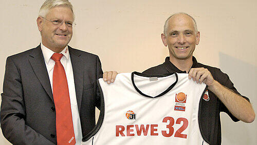 Die Supermarkt-Kette ist nun auch Trikotpartner: REWE-Regionalleiter Norbert Burkard (li.), Bambergs Manager Wolfgang Heyder. Die Supermarkt-Kette ist nun auch Trikotpartner: REWE-Regionalleiter Norbert Burkard (li.), Bambergs Manager Wolfgang Heyder.