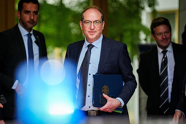 Das Berliner Verwaltungsgericht hat die Alexander Dobrindts (CSU) Anweisung für Grenzabweisungen als rechtswidrig erklärt. Das Berliner Verwaltungsgericht hat die Alexander Dobrindts (CSU) Anweisung für Grenzabweisungen als rechtswidrig erklärt.