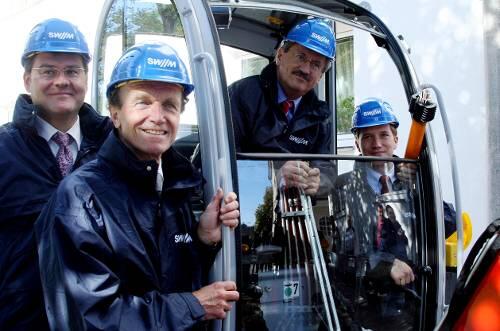 Sie geben den Start für das Glasfasernetz in München (von rechts: Stadtwerkegeschäftsführer Florian Bieberbach, OB Christian Ude, Stadtwerkechef Kurt Mühlhäuser und M-Net-Chef Hans Konle).