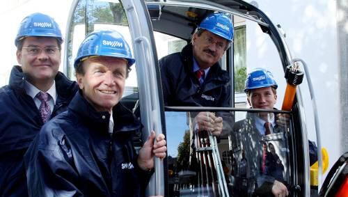 Sie geben den Start für das Glasfasernetz in München (von rechts: Stadtwerkegeschäftsführer Florian Bieberbach, OB Christian Ude, Stadtwerkechef Kurt Mühlhäuser und M-Net-Chef Hans Konle). Sie geben den Start für das Glasfasernetz in München (von rechts: Stadtwerkegeschäftsführer Florian Bieberbach, OB Christian Ude, Stadtwerkechef Kurt Mühlhäuser und M-Net-Chef Hans Konle).