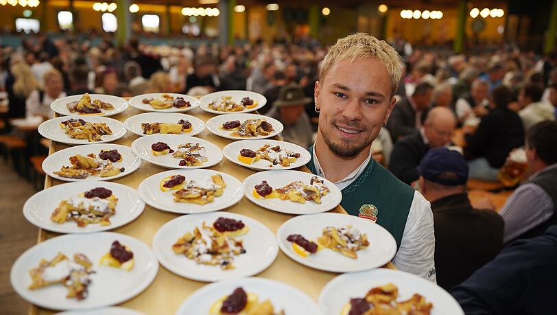 Wiesn-Kellner Benje serviert bei der Bio-Schmankerl-Tour den Kaiserschmarrn zum Probieren in der Ochsenbraterei. Wiesn-Kellner Benje serviert bei der Bio-Schmankerl-Tour den Kaiserschmarrn zum Probieren in der Ochsenbraterei.