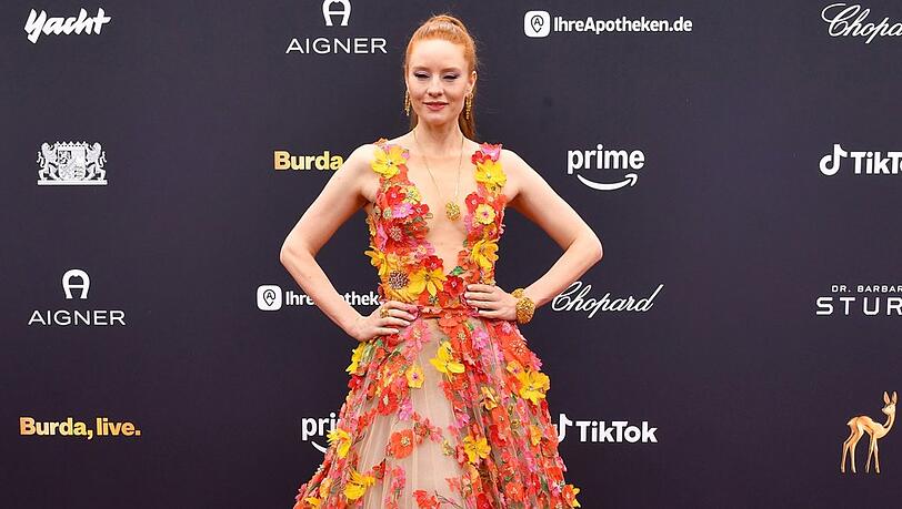 Bei der Bambi-Verleihung gl&auml;nzte Barbara Meier noch in einer glamour&ouml;sen Robe - Weihnachten f&auml;llt bei ihr dagegen eine Spur schlichter aus.