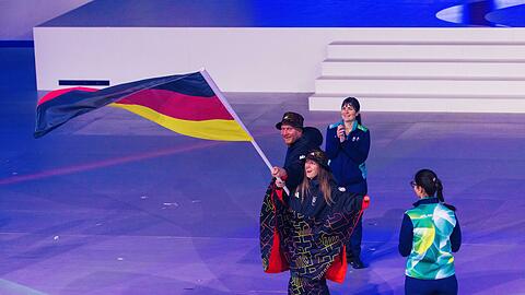 Die deutschen Fahnentr&auml;ger Christoph Schmiedt und Andrea Rothfuss.