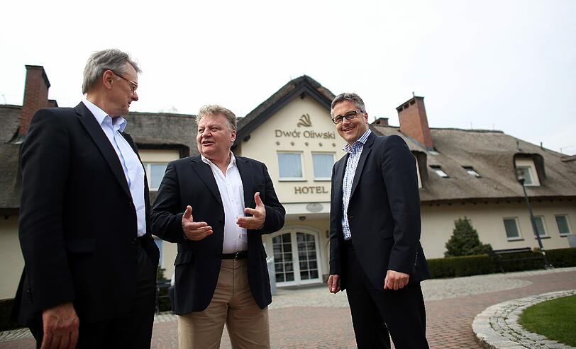 Janusz Baran (M.), Besitzer des Fuenf-Sterne-Hotels, im Gespräch mit Georg Behlau (r.) und Wolfgang Wirthmann vom Organisationsteam fuer die deutsche Nationalmannschaft.