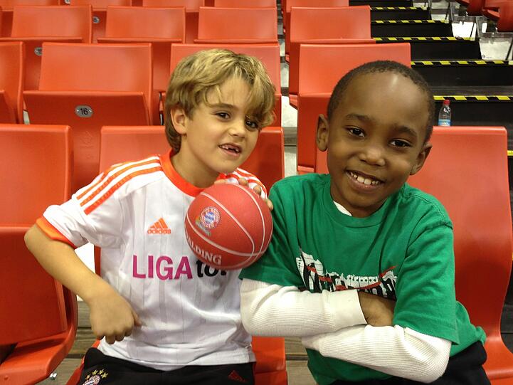 Dicke Freunde: Luka Pesic, Sohn von Sportdirektor Marko Pesic, und Ashawn Rice, Tyrese Rice' Sohn.