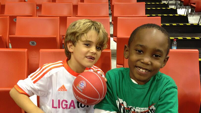 Dicke Freunde: Luka Pesic, Sohn von Sportdirektor Marko Pesic, und Ashawn Rice, Tyrese Rice' Sohn. Dicke Freunde: Luka Pesic, Sohn von Sportdirektor Marko Pesic, und Ashawn Rice, Tyrese Rice' Sohn.