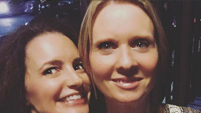 Bei Kristin Davis (li.) und Cynthia Nixon ist die Wiedersehensfreude groß Bei Kristin Davis (li.) und Cynthia Nixon ist die Wiedersehensfreude groß