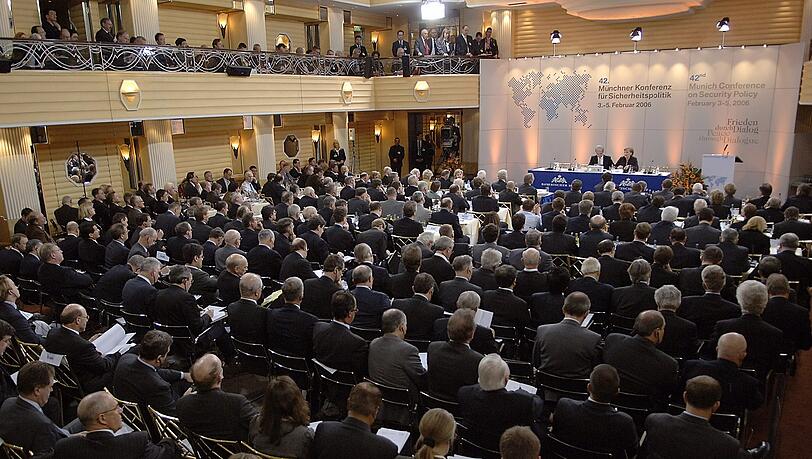 Im Bayerischen Hof beraten Sicherheitspolitiker, Diplomaten und Staats- und Regierungschefs über die Krisen dieser Welt. Im Bayerischen Hof beraten Sicherheitspolitiker, Diplomaten und Staats- und Regierungschefs über die Krisen dieser Welt.