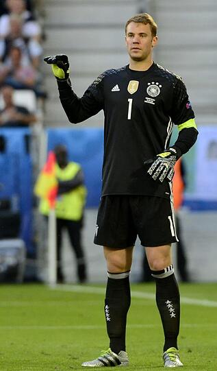 Manuel Neuer (Deutschland): &bdquo;Seine Frisur ist einfach deutsch-korrekt. Da ist alles gut aufgehoben. Er konzentriert sich mehr auf den Ball, die Haartracht ist ihm weniger wichtig, Hauptsache gepflegt. Mit seiner Frisur verkörpert er auch seine Gesamtperson. Neuer macht keinen großen Wind um seine Person &ndash; und so ist auch sein Haarschnitt. Schön, elegant und mit Stil. Daher ist er mein Frisuren-Europameister.&ldquo;