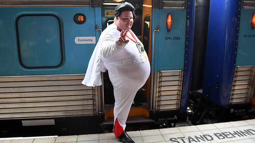 Dieser kostümierte Elvis hat ein paar Pfund mehr auf den Rippen als sein Idol!