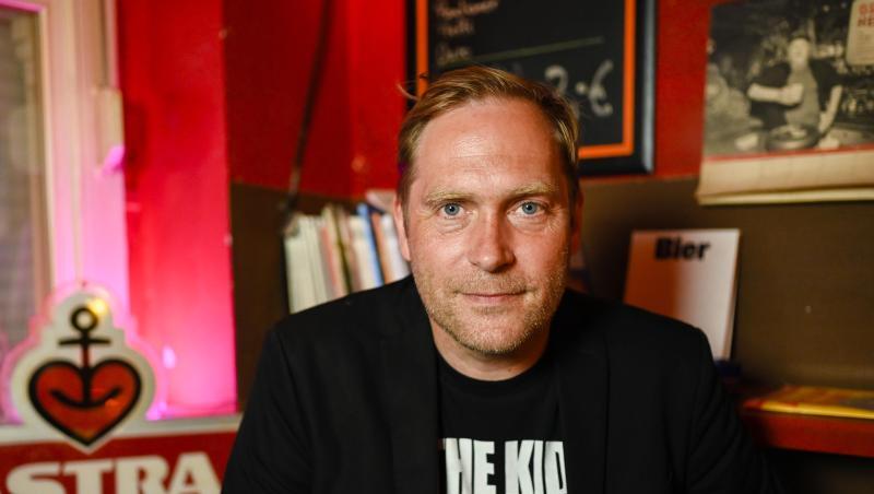 Thees Uhlmann, Sänger in der Astra Stube in Berlin-Neukölln. Thees Uhlmann, Sänger in der Astra Stube in Berlin-Neukölln.