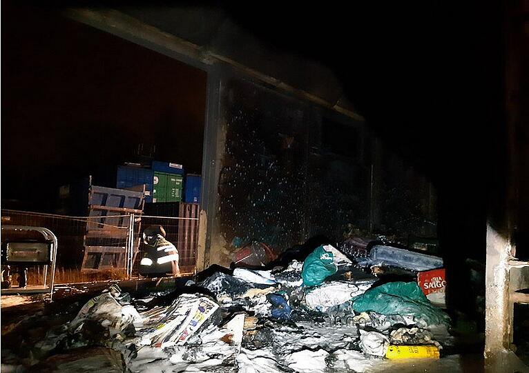 Bilder vom ausgebrannten Güterzugwaggon.