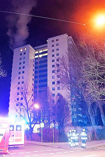 Im Einsatz waren neben zwei Löschzügen und Sonderfahrzeugen der Berufsfeuerwehr auch die Abteilung Oberföhring der Freiwilligen Feuerwehr.
