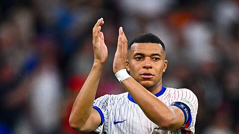 Frankreichs Superstar Kylian Mbappé verabschiedet sich nach dem EM-Aus von den Fans.