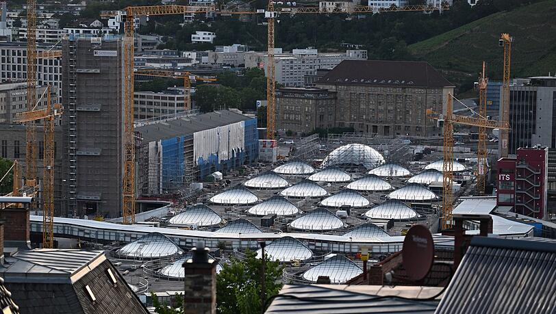 Der neue Tiefbahnhof in der Stuttgarter Innenstadt soll vermutlich Ende 2026 teilweise in Betrieb gehen. (Archivbild)