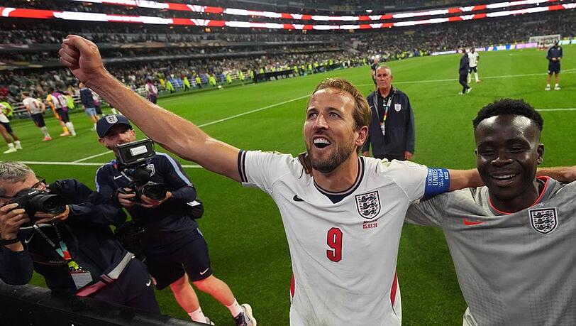 Harry Kane (li.) lie&szlig; nach dem England-Sieg seinen Emotionen freien Lauf.
