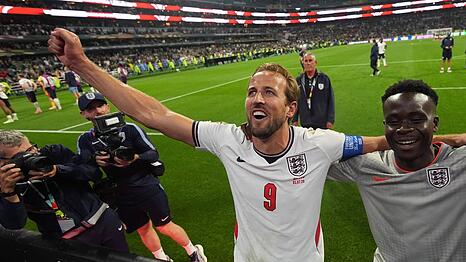 Harry Kane (li.) lie&szlig; nach dem England-Sieg seinen Emotionen freien Lauf.