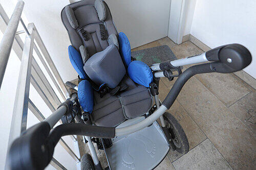 Das ist Svens spezieller Kinderwagen. Die Polster verhindern, dass er herausfällt.