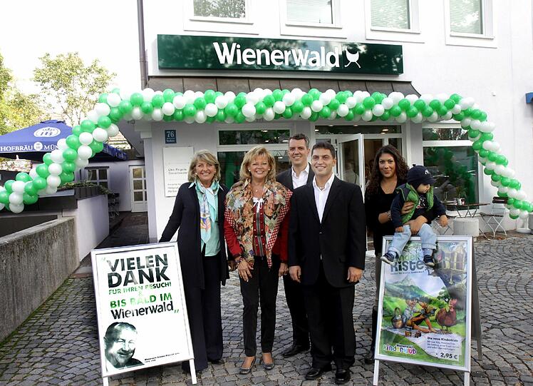 Familie &bdquo;Wienerwald&ldquo; (v.l.): Jahns Töchter Evelyn Peitzner und Margot Steinberg, Enkel Daniel Peitzner, daneben Franchise-Nehmer Hüseyin Koyun, Frau Jasemin und Sohn Atakan.