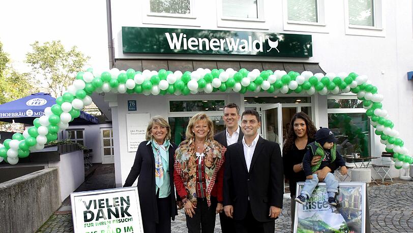 Familie „Wienerwald“ (v.l.): Jahns Töchter Evelyn Peitzner und Margot Steinberg, Enkel Daniel Peitzner, daneben Franchise-Nehmer Hüseyin Koyun, Frau Jasemin und Sohn Atakan. Familie „Wienerwald“ (v.l.): Jahns Töchter Evelyn Peitzner und Margot Steinberg, Enkel Daniel Peitzner, daneben Franchise-Nehmer Hüseyin Koyun, Frau Jasemin und Sohn Atakan.