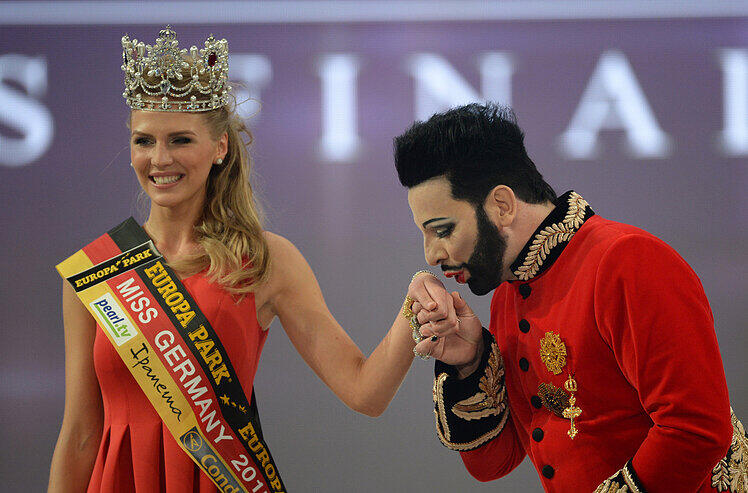 Küsschen von Mode-Star Harald Glööckler: Das ist die neue Miss Germany 2015 - Olga Hoffmann aus Münster. Sehen Sie hier weitere Bilder zur Wahl in Rust.