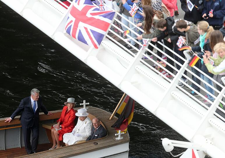 Die Queen begeistert bei ihrem Staatsbesuch in Berlin am Mittwoch die Massen. Die Bilder des Tages.