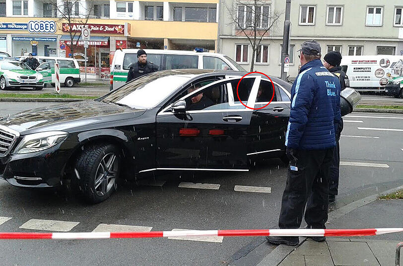 Löwen-Investor Hasan Ismaik vor dem Amateurderby. Seine Limousine wurde von der Polizei wie jedes andere Fahrzeug genau durchsucht.